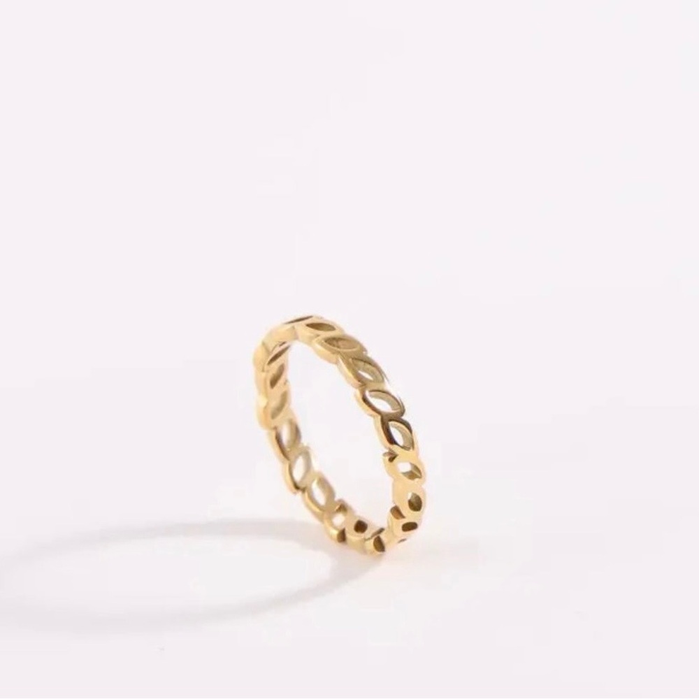 Gold Leaf Pattern Women's Stackable Ring
Stainless Steel